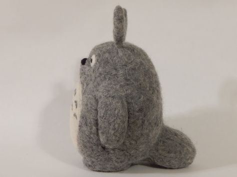 Totoro Needle Felt, Draw Totoro, Totoro Felt, Crochet Disney, Monster Dolls, Needle Felting Projects, Needle Felted Animals, Wet Felting, Wood Toys