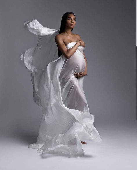 Lola Melani, Shooting Couple, Maternity Photography Studio, Maternity Photography Poses Pregnancy Pics, Maternity Photoshoot Outfits, Couple Pregnancy Photoshoot, Maternity Studio, Maternity Photography Couples, A Pregnant Woman