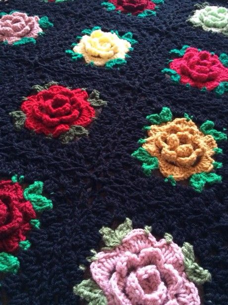 Roses Square Rose Granny Square, Crochet Rose Pattern, Crochet Flowers Free Pattern, Haken Baby, Granny Square Blanket, Crochet Afghans, Square Crochet, Granny Squares Pattern, Crochet Rose