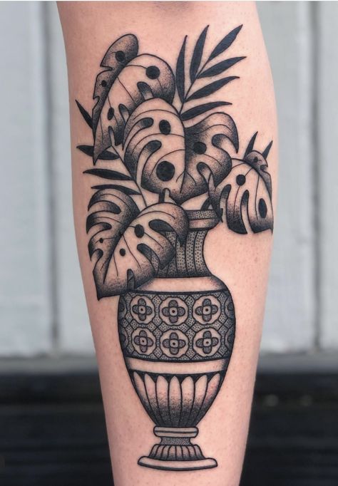 Traditional Tattoo Vase, Traditional Tattoo Black And White, Tato Tradisional, Minimalist Tattoo Ideas, Traditional Tattoo Flowers, Tattoo Inspiration Men, Plant Tattoo, Stylist Tattoos, Knee Tattoo