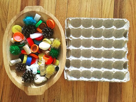 SIMPLE SORTING Loose parts and an egg carton are all you need for a sorting activity for the little littles. • With this simple sorting set… Loose Parts Ideas, Reggio Activities, Quiet Boxes, Play Invitations, Reggio Emilia Classroom, Room Placement, Kindergarten Projects, Literature Activities, Loose Parts Play