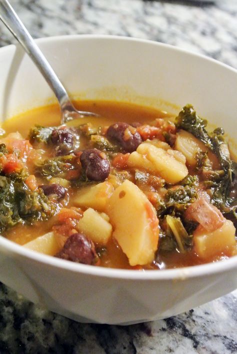 YUM! Portuguese Kale and Chorizo Soup Slow Cooker Recipe..will be making this Lori! Portuguese Kale Soup, Portuguese Soup, Chorizo Soup, Soup Slow Cooker, Portuguese Sausage, Sausage And Kale Soup, Sausage And Kale, Slow Cooker Recipe, Kale Soup