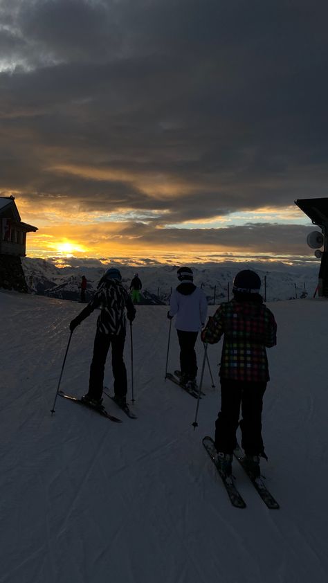 Night Skiing Pictures, Skiing At Night Aesthetic, Skiing At Night, Night Skiing Aesthetic, The Alps Aesthetic, Travel Pictures Airport, Girl Best Friends Aesthetic, Alps Aesthetic, Bestie Vacation