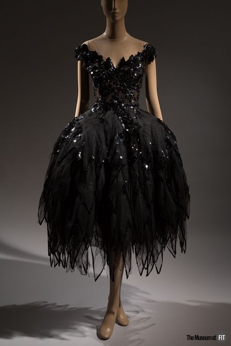 Dr Kate Strasdin on Twitter: "In the #postwar period of design, the black swan character from #SwanLake became a popularly imagined garment. Named Odile, this is #HowardGreer’s 1951 version, tiered skirts and sequins referencing the ballet costume @museumatFIT #fashionhistory… https://t.co/551wxPdGPQ" Claire Mccardell, Black Swan Costume, Swan Dress, Silk Tulle, Sequin Evening Dresses, Tiered Skirts, Ballet Costumes, Ballet Dress, The Oscars