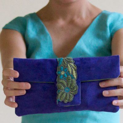 Suede Clutch Tutorial (plus free pattern) Evening Purse Diy, Clutch Purse Tutorial, Diy Sac Pochette, Diy Clutch Purse, Fancy Clutch Purse, Sew Accessories, Pochette Diy, Clutch Bag Pattern, Sewing Tutorials Bags