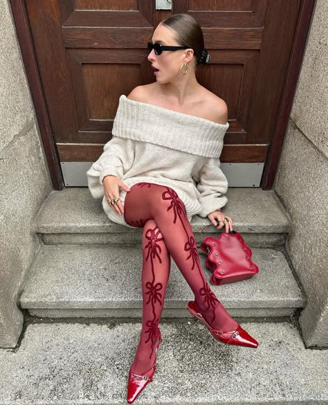 Red Pointy Shoes Outfit, Red Stockings Outfit, Burgundy Tights, Red Tights, Looks Pinterest, Skirt Mini, Red Outfit, Mode Vintage, Lookbook Outfits