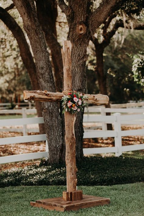 Vintage Wedding Ceremony Decorations, Vintage Wedding Ceremony, Rustic Cross, Wedding Cross, Wedding Altars, Dream Destination Wedding, Vintage Wedding Decorations, Ceremony Decor, Easter Crafts Diy