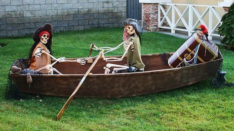 Skeleton pirates rowing a boat. Great outdoor yard decor for Halloween. #halloween #halloweendecorations #costumes #halloweencostumes #pumkpins #halloweencandy Pirates Decor, Pirate Scene, Pirate Decorations, Halloween Yard Decorations Diy, Pirate Halloween Decorations, Front Yard Halloween Decorations, Halloween Pirates, Pirate Halloween Party, Pirate Ideas