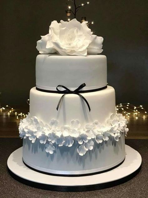 Cheap Wedding Cakes, Healthy Cakes, Silver Wedding Cake, Wedding Cake Prices, Wedding Anniversary Cakes, Dream Wedding Cake, Cake Pricing, Cool Wedding Cakes, Elegant Wedding Cakes