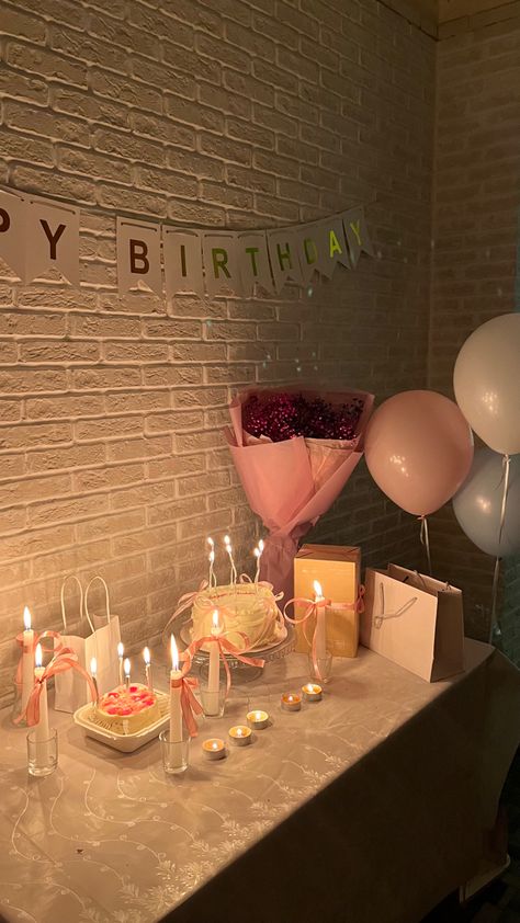 Simple Birthday Aesthetic, Birthday Table Aesthetic, Teen Bday Party Ideas, Small Birthday Parties, 18th Birthday Party Themes, Birthday Decorations At Home, Sweet Sixteen Birthday Party Ideas, Happy Birthday Decor, Happy 17th Birthday