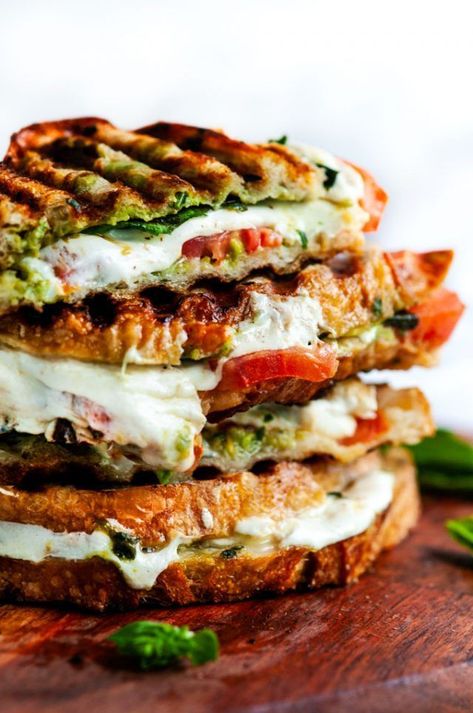 Mozzarella Tomato Basil, Caprese Panini, Sandwich Vegetarian, Basil Pesto Recipe, Mozzarella Tomato, Panini Recipes, Panini Sandwiches, Gourmet Sandwiches, Chapati