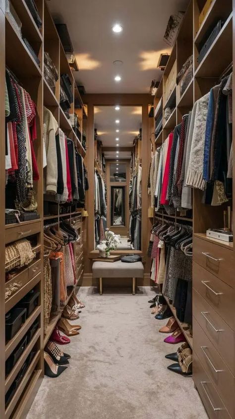 25 Walk in Closet Ideas (Luxury & Trendy!) » HomeQly.com Brown Walk In Closet, Closet Ideas Luxury, Walk In Closet Luxury, Dressing Aesthetic, Master Closet Ideas, Epoxy Floor Designs, Home Design Bedroom, Modern Dressing Room, Closet Master