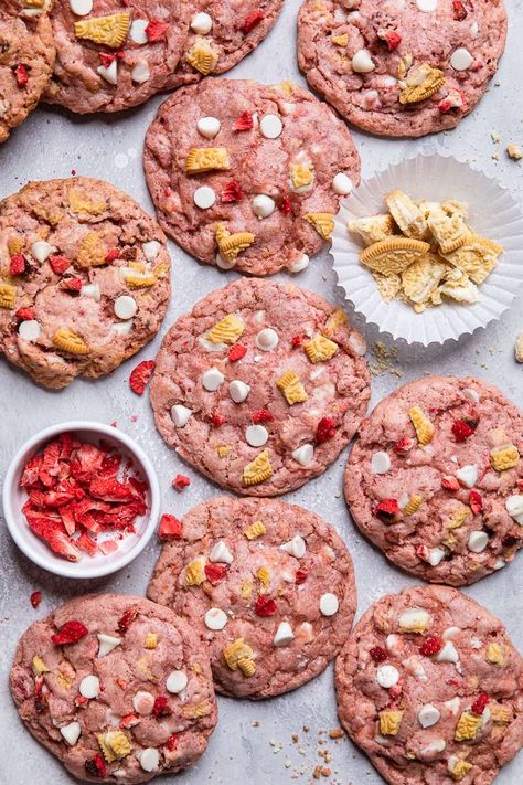 Vegan Strawberry Shortcake Cookies - Make It Dairy Free Vegan Cookies Valentines Day, Vegan Strawberry Brownies, Easter Desserts Vegan, Vegan Valentines Day Cookies, Vegan Valentines Cookies, Vegan Stuffed Cookies, Vegan Strawberry Cookies, Vegan Valentines Day Treats, Vegan Strawberry Recipes