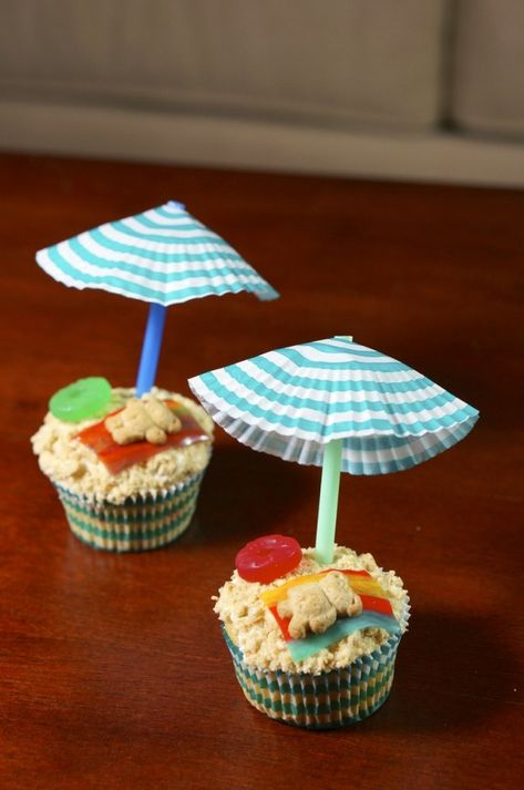 Teddy Graham Beach, Teddy Graham Cupcakes, Summer Themed Cupcakes, Beach Cupcakes, Teddy Grahams, Summer Party Themes, Colorful Cupcakes, Fruit Roll, Fruit Roll Ups