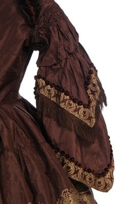 Lot 277 - A fine taffeta gown and accessories, Historic Dresses, 1850s Fashion, Taffeta Gown, Historical Dress, Historic Fashion, 19th Century Fashion, Victorian Lady, Victorian Clothing, Brown Silk