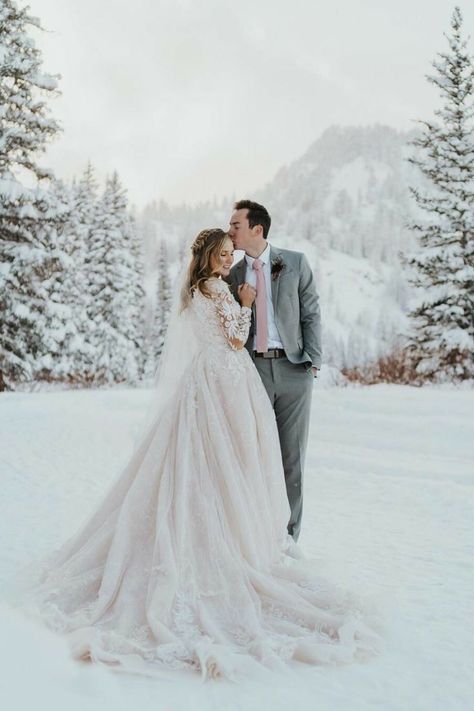 Snow Wedding Dress, Snow Wedding Photos, Wedding Couple Pictures, Snowy Wedding, Winter Wedding Photos, Snow Wedding, Winter Wedding Colors, Winter Elopement, Wedding Picture Poses