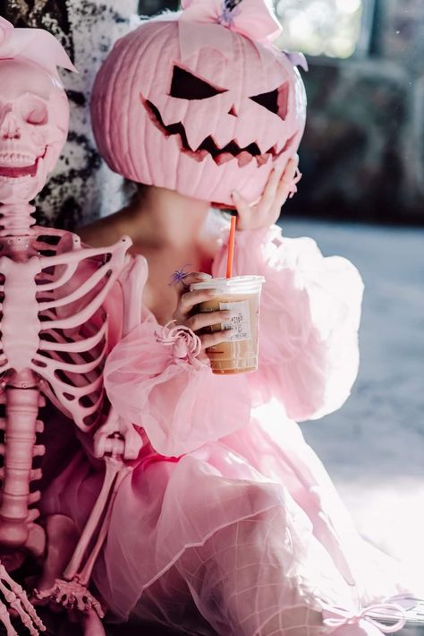 Dekorasi Halloween, Halloween Photography, Halloween Tattoo, Wallpaper Halloween, Halloween Photoshoot, Tableau Art, Halloween Inspo, Pink Halloween, Halloween Pictures