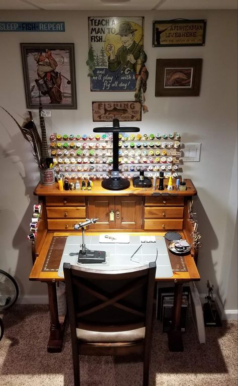 Fly Fishing Organization, Fishing Themed Office, Fly Tying Station Ideas, Fishing Desk, Fishing Tackle Room, Fly Tying Station, Fly Fishing Decor, Beginner Fly Tying, Fishing Gear Storage