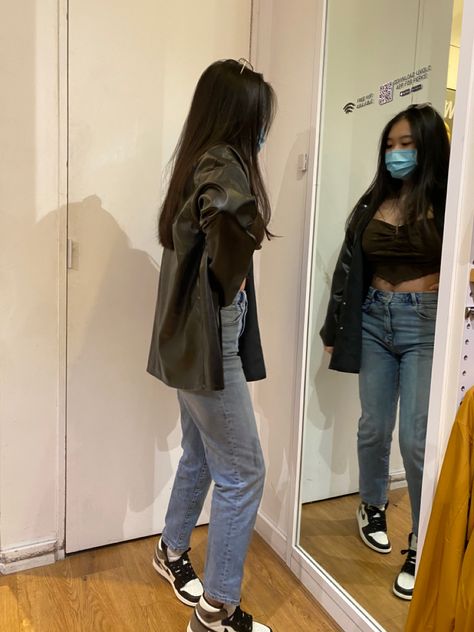 Jordan Mochas Outfit, Mocha Shoes Outfit, Leather Jacket And Jordans Outfit, Jordan 1 Mocha Outfit Women, Brown Jordan 1 Outfit, Jordan Mocha Outfit, Mochas Outfit, Black Jordan 1 Outfit Women, Mocha Jordan 1 Outfit