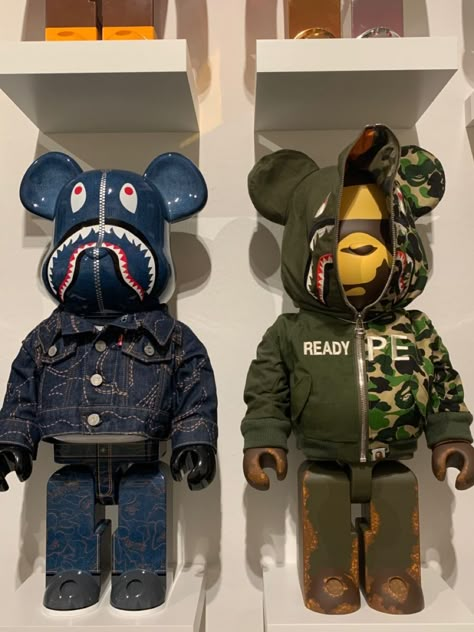 Kaws Collection, Elegantes Party Outfit, Wallpaper Bedroom Design, 2023 Home Interior, Wallpaper Dining Room, Sneakerhead Room, Hypebeast Room, Kaws Wallpaper, Jordan 4 White