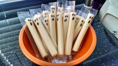 Last Minute Halloween Party Ideas - Toddler Approved Last Minute Halloween Party, Halloween Kita, Halloween Toddler Party, Halloween Class Party, Dulces Halloween, School Halloween Party, Easy Halloween Party, Halloween Party Snacks, Halloween Fest