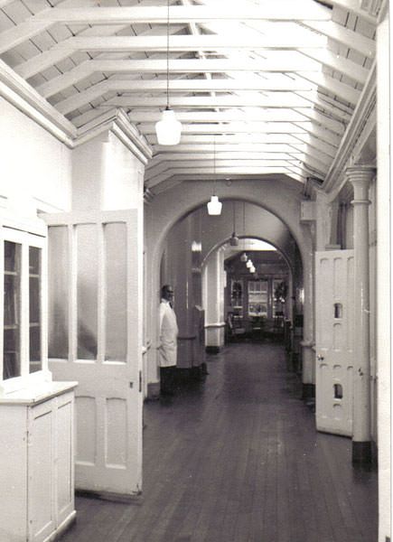 White Room Mental Hospital, Old Mental Hospital, 50s Hospital, Old Psychiatric Hospital, Hospital Rehab Aesthetic, Sanitorium Aesthetic, Old Hospital Room Aesthetic, Psychiatric Hospital Architecture, 1900s Hospital