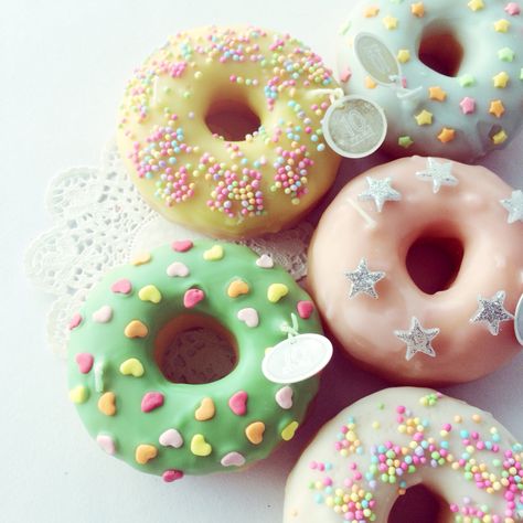 doughnuts Doughnut Candle, Candles Ideas, Candles Crafts, Cafe Food, Soap Making, Candle Making, Resin Art, Soap, Cafe