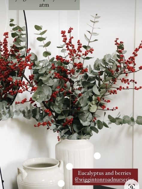 Xmas Decorations Minimalist, Above Stove Wreath, Christmas Staging Ideas, Neutral Home With Green Accents, Christmas Decor Flat, Minimalist Red Christmas Tree, Red Christmas Table Decorations, Christmas Flower Centerpieces For Table, Christmas Theme Ideas 2023