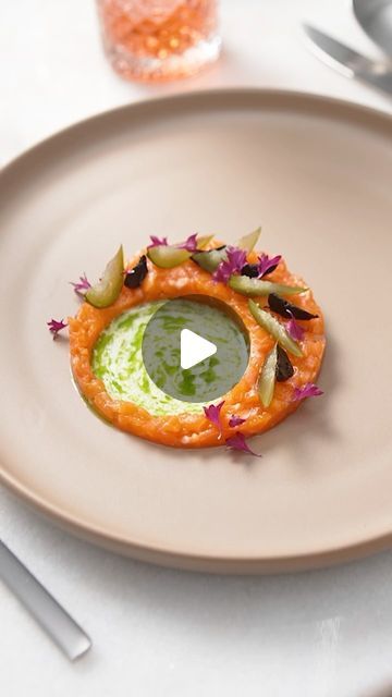 Salmon Starter Recipes, Entrees Recipes Starters, Plating Food Presentation, Christmas Dinner Starters, Fine Dining Starters, Fine Dining Appetizers, Salmon Tartar, Beautiful Plating, Art Of Plating