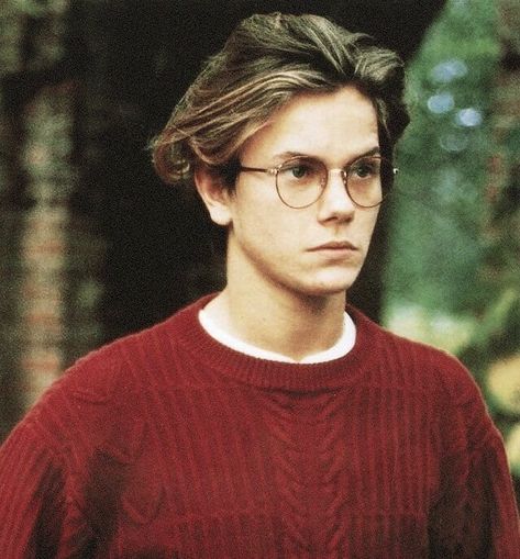 “River came over to my house on Christmas Eve. He decided to hang out, and went to see what was in the fridge. It was empty, of course, as I was broke at the time. Without saying a word he left, and... River Phoenix, Corte De Cabelo Masculino, Grunge Hair, The Villain, Madonna, Celebrity Crush, Character Inspiration, Mens Hairstyles, Pretty People