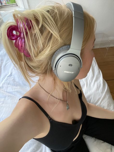 Pp Discord, Fox Thornton, Hannah Bellinger, Girl Pp, Tessa Bailey, Hook Line And Sinker, Discord Icon, Bose Headphones, Cute Headphones