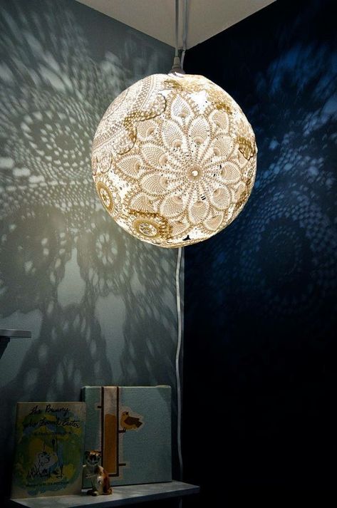 Doily Lamp, Nursery Room Diy, Doilies Crafts, Diy Lampe, Diy Nursery, Deco Retro, Diy Chandelier, Lace Doilies, Nursery Room Decor