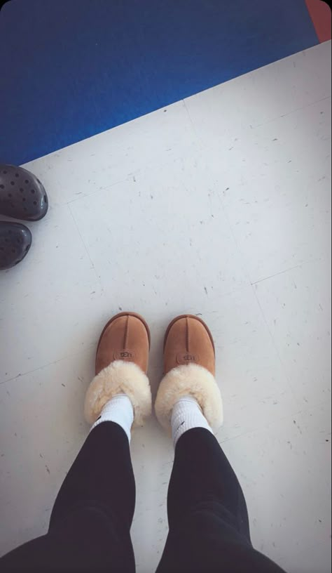 How To Style Ugg Scuffette, Ugg Slippers Scuffette, Ugg Slides Aesthetic, Ugg’s Slippers, Scuffette Ugg Slippers, Leggings And Ugg Slippers, Ugh Disquette Slipper, Uggs Scuffette Outfit, Ugg Cozy Slippers Outfit