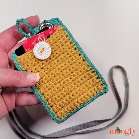 The Easy Crochet Mini Wallet is perfect for lanyards and keychains - and a great stash buster beginner crochet project! Make it in your favorite fashion colors, or school colors, or whip up a bunch as gifts with this quick and easy crochet mini wallet pattern on Moogly! #CIJMakeAlong2022 #undergroundcrafter Wallet Pattern Free, Crochet School, Crochet Lanyard, Crochet Mini Bag, Crochet Wallet, Simple Wallet, Unique Backpacks, Backpack Pattern, Card Pouch