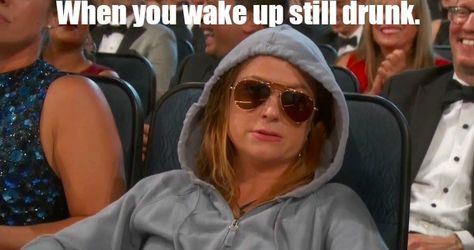 Amy Poehler Chilling At The Emmys Is The Perfect Meme For Our Problems Arabic Girl, Julia Louis Dreyfus, In Gif, The Emmys, Amy Poehler, Comedy Series, Emmy Awards, Reality Tv, Funny Images