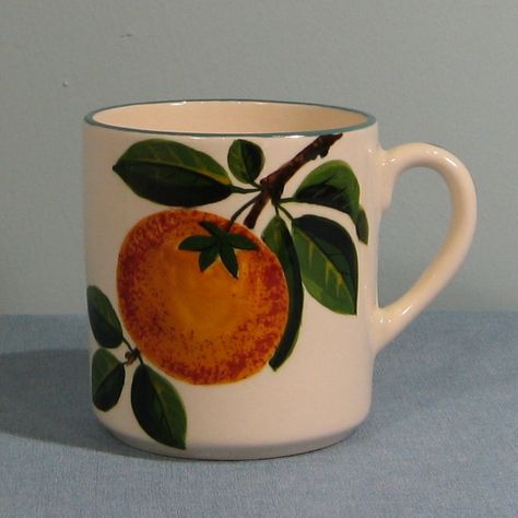 Wemyss Ware pottery Orange design Mug by Griselda Hill Pottery Ltd. Painted Mug Inspiration, Pottery Ideas Mugs, Pottery Mug Inspi, Mug Ideas Pottery, Big Mugs Ceramic, Pottery Mug Painting, Painted Mugs Ceramic Aesthetic, Hand Painted Mugs Ideas, Ceramic Art Mug