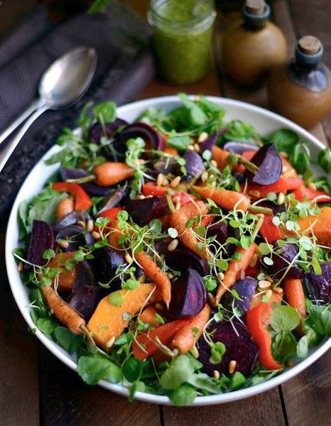 Il n’y a pas que les soupes de légumes en hiver. Cette saison, place aux salades d’hiver colorées, vitaminées et rassasiantes à base de légumes, céréales et légumineuses. 11 recettes à tester en attendant le printemps. http://www.elle.fr/Elle-a-Table/Les-dossiers-de-la-redaction/Dossier-de-la-redac/salade-hiver Rich Photography, Winter Salad Recipes, Pumpkin Recipes Healthy, Overnight Oat, Winter Salad, Healthy Pumpkin, Healthy Salads, Delicious Salads, Pumpkin Recipes