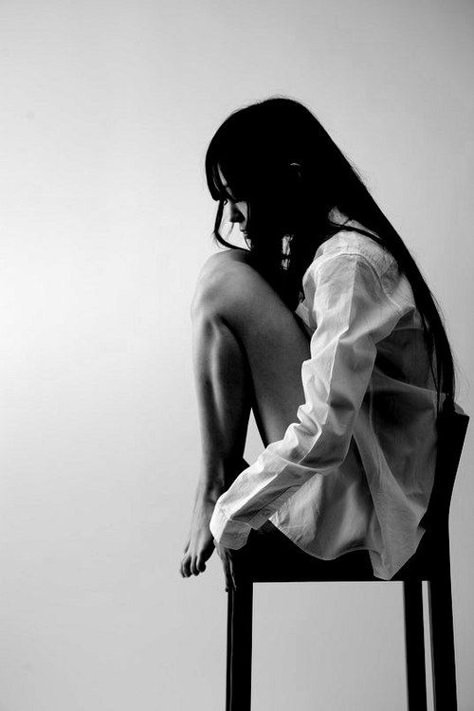 Shotting Photo, Woman Sitting, Foto Poses, White Photo, A Chair, White Photography, Black And White Photography, Pose Reference, A Black