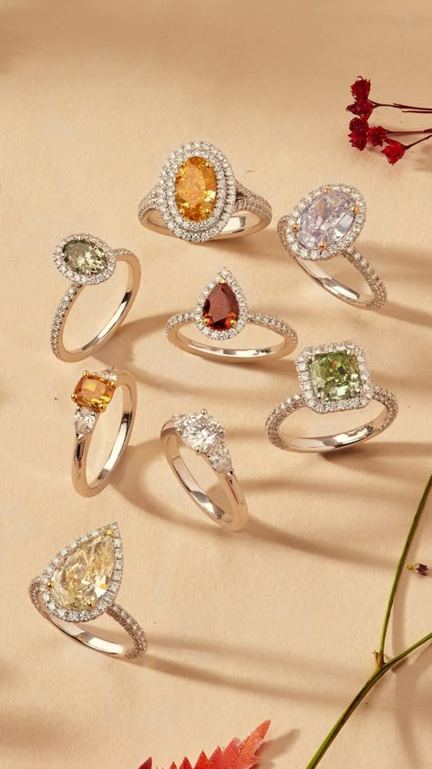 De Beers Jewelry, Jewelry Layout, Coloured Stone Rings, Fancy Color Diamond Ring, Coloured Diamonds, Fancy Diamond Ring, Jewellery Shoot, Photography Concept, Glamorous Jewelry