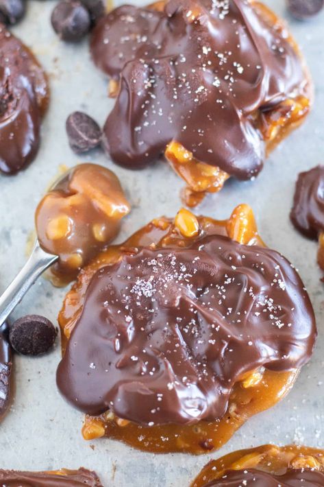 These Keto Turtles, or Keto Caramel Pecan Clusters as some people call them, are the perfect Keto Candy! They feature nuts coated in an easy and creamy low-carb caramel sauce and covered in chocolate - I think I'm in love! Keto Pecan Turtles, Keto Turtles Recipe, Keto Chocolate Nut Clusters, Keto Turtle Candy, Keto Recipes With Dates, Keto Nut Clusters, Keto Pistachio Dessert, Keto Candy Recipes, Keto Caramels