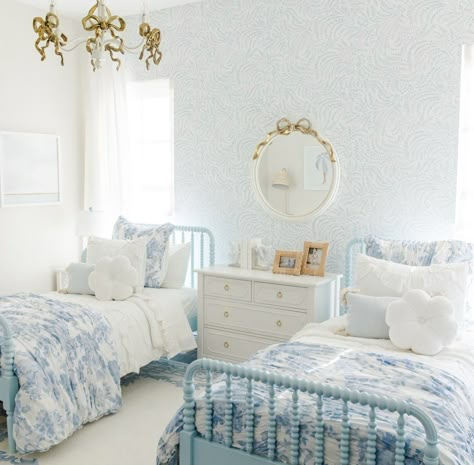 Loveshack Fancy Bedroom, Rustic Wall Art Ideas, Loveshackfancy Bedroom, Coastal Preppy Bedroom, Bow Quilt, Bathroom Decor Coastal, Wall Mirror Design, Decorating Ideas For Bedroom, Fancy Bedroom