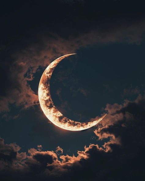 Cresent Moon Pics Aesthetic, Moon Asthetics Photos, Clouds Moon Aesthetic, Asthetics Photos, I Watch The Moon, Iphone Wallpaper Moon, Beautiful Moon Pictures, Painting Hacks, Magical Moon