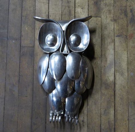 Owl made of Spoons Knives and forks Kitchen Utencils Welded together it hangs on the wall Fork Art, Cutlery Art, Silverware Crafts, Welding Crafts, Recycled Metal Art, Silverware Art, Spoon Crafts, Spoon Art, Welding Art Projects