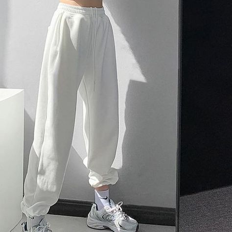 White Baggy Sweatpants, Lazy Comfy Outfits, Cute Sweat Pants, White Sweatpants Outfit, Aesthetic Sweatpants, Sweatpants Aesthetic, Everyday Ootd, Cool Sweatpants, Sweatpants White