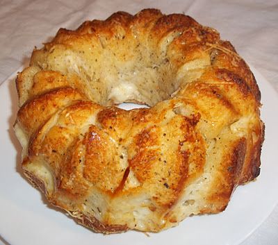 Garlic Bread Pull Apart, Bread Pull Apart, Grand Biscuit Recipes, Cold Appetizers Easy, Bundt Pan Recipes, Cheese Ideas, Pull Apart Garlic Bread, Bread Garlic, Pizza Dough Recipe Easy