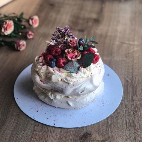 Watch the Best YouTube Videos Online -  Pavlova  #pavlova #raspberrypavlova #cream #rose #mascarpone #instacake #dreamcake #heaven #bezlepku #nogluten #glutenfree #delicious #sweet #sugar #foodblog #cakeblog #dnesjem #dnespeciem #zbuchtova #bratislava #slovakia Raspberry Pavlova, Vegan Meringue, Pastries Recipes Dessert, Pavlova Cake, Meringue Cake, Dream Wedding Cake, Dream Cake, Vegan Cake, Pastry Recipes