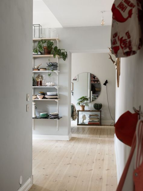 Small Swedish Apartment, Scandi Apartment, Scandinavian Loft, Scandi Living Room, Small Studio Apartment Decorating, Vintage Apartment, Narrow Living Room, Scandinavian Apartment, Scandi Home