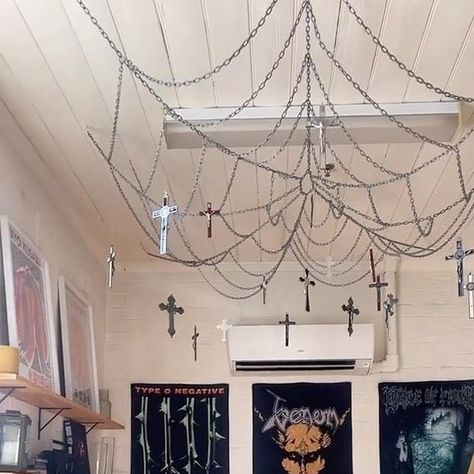 Spider Bedroom, Chain Spider Web, Spider Home Decor, Spider Web Room Decor, Spider Room Decor, Spider Web Ceiling Decoration, Crafts For Room Decor, Spider Web Bed Frame, Spider Web Body Chain