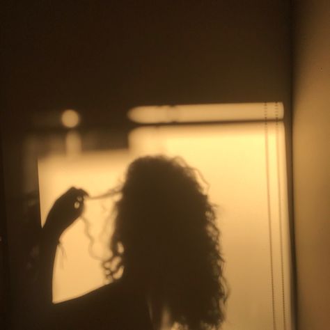 Curly Brunette Aesthetic, Golden Brunette Aesthetic, Golden Hour Black Women, Golden Hour Makeup Looks, Curly Hair Shadow, Maeve Aesthetic, Golden Hour Pictures, Sunset Shadow, Golden Brunette