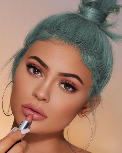 Kylie Cosmetics (@kyliecosmetics) • Kylie wearing "Almost Friday" lipstick Kylie Jenner Blue Hair, Velvet Teddy Mac, Maquillage Kylie Jenner, Mac Velvet Teddy, Kendall Jenner Makeup, Look Kylie Jenner, Looks Kylie Jenner, Kylie Jenner Nails, Kylie Makeup